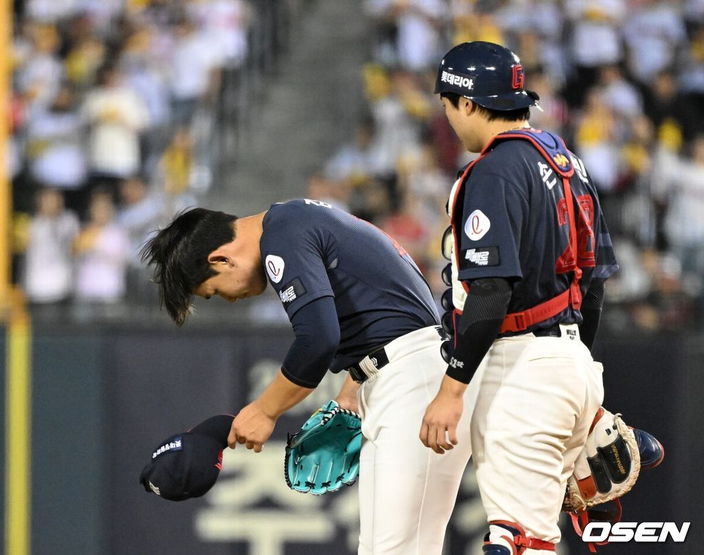 15일 서울 잠실야구장에서 2026 신한 SOL KBO리그 LG 트윈스와 롯데 자이언츠의 경기가 열렸다.이날 LG는 웰스, 롯데는 김진욱을 선발로 내세웠다.7회말 2사 3루에서 롯데 김진욱이 마운드를 내려가고 있다.  2026.04.15 /sunday@osen.co.kr