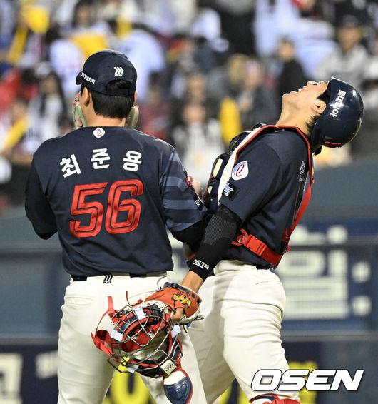 [OSEN=잠실, 이대선 기자] 프로야구 롯데 자이언츠가 LG 트윈스를 꺾고 2연패를 탈출했다. LG는 8연승에서 멈췄다.&nbsp;&nbsp;롯데는&nbsp;15일 서울 잠실구장에서 열린 2026 KBO리그 LG와 경기에서 2-0으로 승리했다.경기 종료 후 롯데 최준용, 손성빈이 승리의 기쁨을 나누고 있다. 2026.04.15 /sunday@osen.co.kr