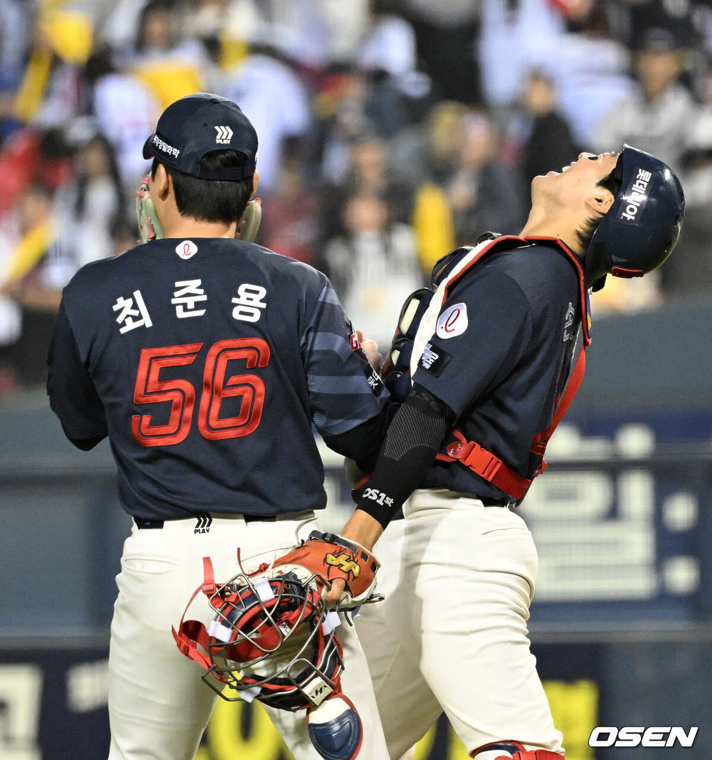프로야구 롯데 자이언츠가 LG 트윈스를 꺾고 2연패를 탈출했다. LG는 8연승에서 멈췄다.  롯데는 15일 서울 잠실구장에서 열린 2026 KBO리그 LG와 경기에서 2-0으로 승리했다.경기 종료 후 롯데 최준용, 손성빈이 승리의 기쁨을 나누고 있다. 2026.04.15 /sunday@osen.co.kr