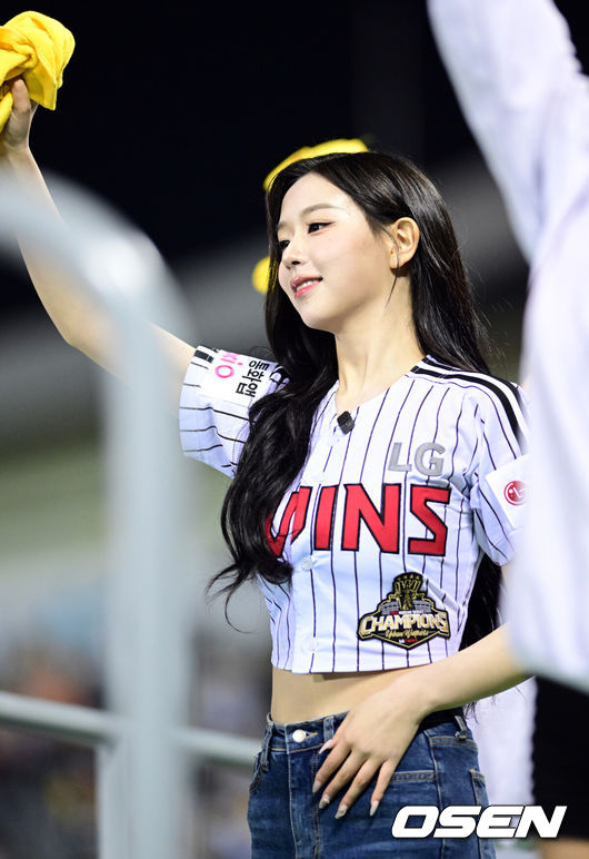 [OSEN=잠실, 조은정 기자] 프로야구 LG 트윈스가&nbsp;KIA 타이거즈에 위닝에 성공했다.&nbsp;LG 2일 잠실구장에서 열린 2026 KBO리그 KIA와 경기에서 2-1로 승리했다. 1승 1패를 주고받고 3연전 마지막 경기에서 승리했다. 이로써 LG는 개막 3연패 이후 2연승을 기록했다. &nbsp;트리플에스 김채연이 경기 응원을 하고 있다. 2026.04.02 /cej@osen.co.kr