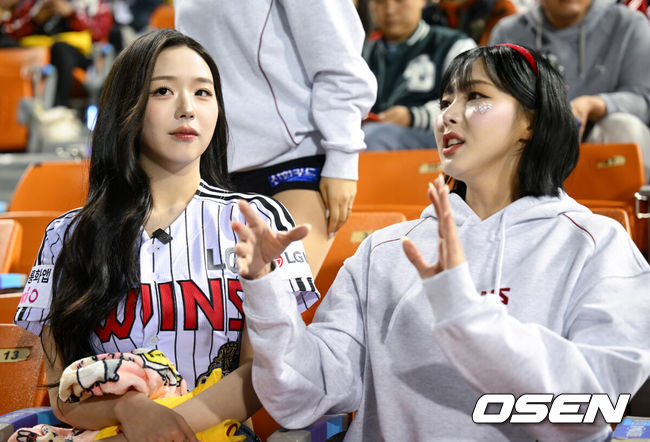 [OSEN=잠실, 조은정 기자] 프로야구 LG 트윈스가&nbsp;KIA 타이거즈에 위닝에 성공했다.&nbsp;LG 2일 잠실구장에서 열린 2026 KBO리그 KIA와 경기에서 2-1로 승리했다. 1승 1패를 주고받고 3연전 마지막 경기에서 승리했다. 이로써 LG는 개막 3연패 이후 2연승을 기록했다. 트리플에스 김채연이 치어리더에게 응원 방법을 전수받고 있다. 2026.04.02 /cej@osen.co.kr