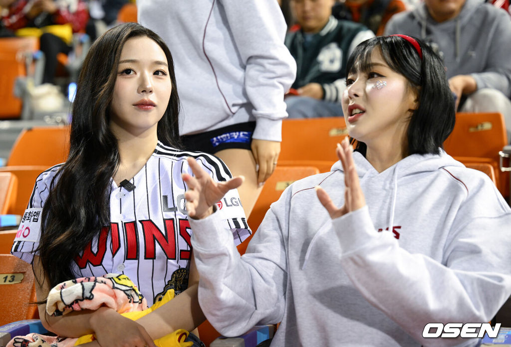 프로야구 LG 트윈스가 KIA 타이거즈에 위닝에 성공했다. LG 2일 잠실구장에서 열린 2026 KBO리그 KIA와 경기에서 2-1로 승리했다. 1승 1패를 주고받고 3연전 마지막 경기에서 승리했다. 이로써 LG는 개막 3연패 이후 2연승을 기록했다. 트리플에스 김채연이 치어리더에게 응원 방법을 전수받고 있다. 2026.04.02 /cej@osen.co.kr