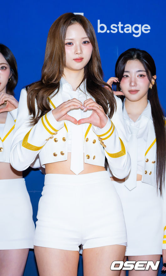 [OSEN=민경훈 기자] 15일 오후 서울 송파구 올림픽공원 KSPO돔에서 '33주년 한터뮤직어워즈 2025' 레드카펫 행사가 열렸다. 트리플에스 (tripleS) 이지우가 입장하며 포즈를 취하고 있다. 2026.02.15 / rumi@osen.co.kr