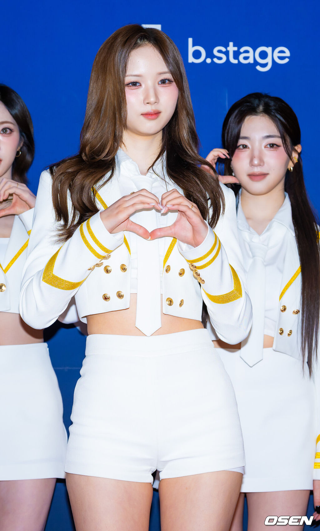 15일 오후 서울 송파구 올림픽공원 KSPO돔에서 '33주년 한터뮤직어워즈 2025' 레드카펫 행사가 열렸다. 트리플에스 (tripleS) 이지우가 입장하며 포즈를 취하고 있다. 2026.02.15 / rumi@osen.co.kr