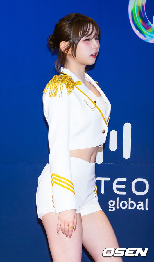 [OSEN=민경훈 기자] 15일 오후 서울 송파구 올림픽공원 KSPO돔에서 '33주년 한터뮤직어워즈 2025' 레드카펫 행사가 열렸다. 트리플에스 (tripleS) 정하연이 입장하며 포즈를 취하고 있다. 2026.02.15 / rumi@osen.co.kr