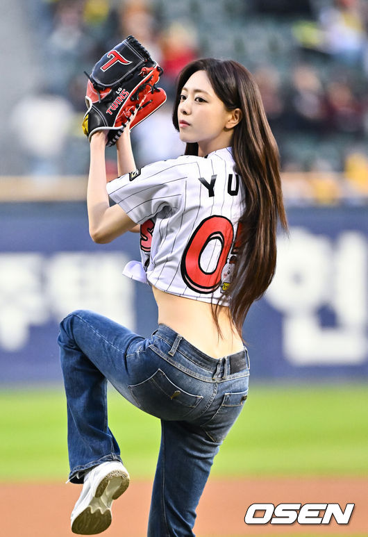 [OSEN=잠실, 박준형 기자] 프로야구 LG 트윈스가 KIA 타이거즈를 꺾고 개막 3연패에서 탈출했다.&nbsp;LG는 1일 서울 잠실구장에서 열린 2027 KBO리그 KIA와 시즌 2차전 맞대결에서 7-2로 승리했다. 이로써 LG는 개막 3연패를 끊고 첫 승을 신고했다. 경기 앞서 있지 유나가 시구를 하고 있다.      2026.04.01 / soul1014@osen.co.kr