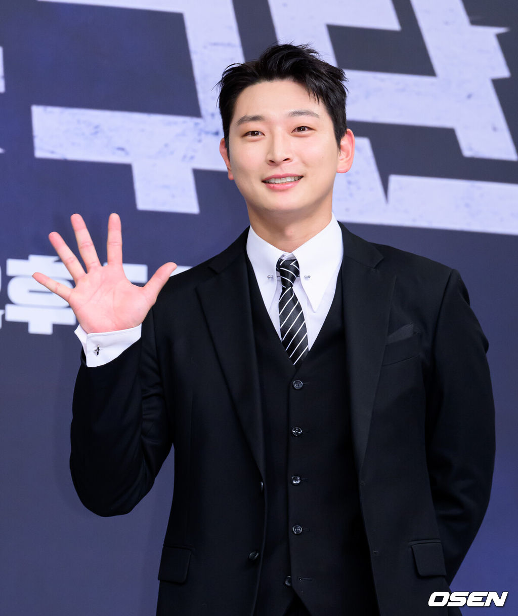 26일 오전 서울 목동 SBS에서 SBS ‘열혈농구단’ 제작발표회가 열렸다.열혈농구단은 선수 시절 '국보급 센터'라 불리던 서장훈이 꾸린 농구단 라이징이글스의 아시아 재패기를 담은 SBS 새 예능으로 오는 29일 오후 5시 처음 방송된다.가수 정진운이 포토타임을 가지고 있다. 2025.11.26 /sunday@osen.co.kr