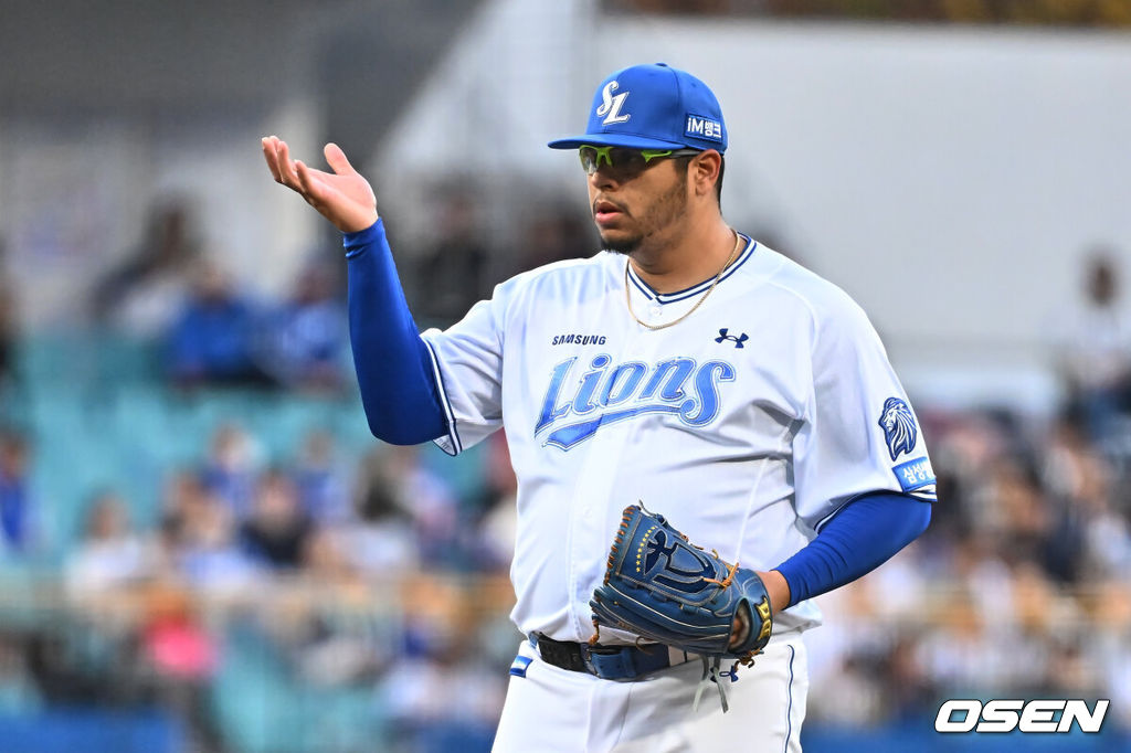 10일 대구삼성라이온즈파크에서 2026 신한 SOL KBO 리그 삼성 라이온즈와 NC 다이노스의 경기가 열린다. 홈팀 삼성은 후라도가, 방문팀 NC는 구창모가 선발 출전한다. 삼성 라이온즈 선발 투수 후라도가 사인을 보내고 있다. 2026.04.10 / foto0307@osen.co.kr