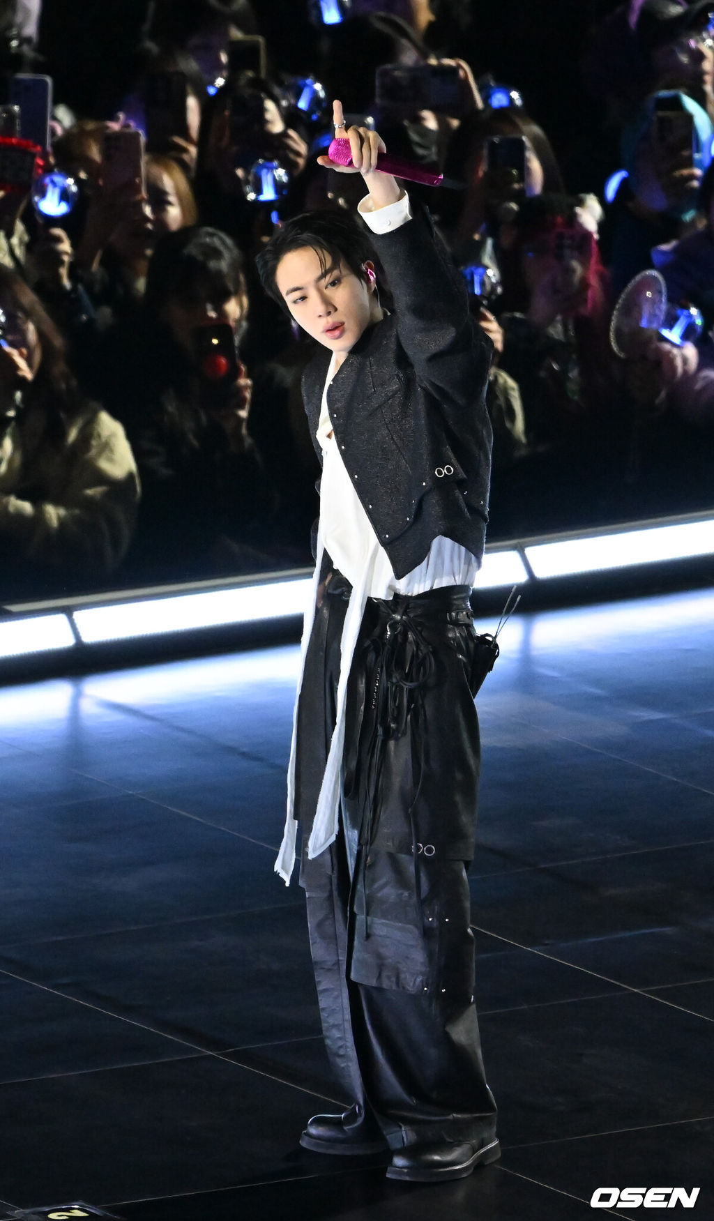 그룹 방탄소년단(BTS)이 21일 서울 광화문 광장에서 무료 복귀 공연 'BTS 컴백 라이브: 아리랑'(BTS THE COMEBACK LIVE | ARIRANG)을 펼쳐졌다. 방탄소년단은 전날 3년 9개월 만의 새 앨범인 정규 5집 ‘아리랑’을 발표했다. 타이틀곡 ‘스윔’은 멜론 ‘톱 100’ 차트 1위에 올랐고, 실물 음반도 발매 당일 약 400만장이 팔렸다.  BTS의 진이 공연을 펼치고 있다. 2026.03.21 / rumi@osen.co.kr