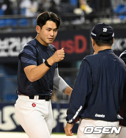 [OSEN=잠실, 이대선 기자] 프로야구 롯데 자이언츠가 LG 트윈스를 꺾고 2연패를 탈출했다. LG는 8연승에서 멈췄다.&nbsp;&nbsp;롯데는&nbsp;15일 서울 잠실구장에서 열린 2026 KBO리그 LG와 경기에서 2-0으로 승리했다.경기 종료 후 롯데 김진욱이 김태형 감독과 승리의 기쁨을 나누고 있다. 2026.04.15 /sunday@osen.co.kr