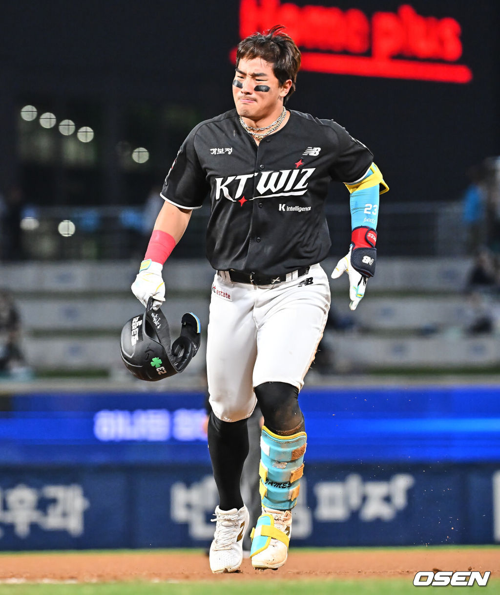 15일 창원NC파크에서 2026 신한 SOL KBO 리그 NC 다이노스와 KT 위즈의 경기가 열렸다. 홈팀 NC는 신민혁이, 방문팀 KT는 오원석이 선발 출전했다. KT 위즈 안현민이 6회초 좌전 안타를 치고 2루로 진루하다 넘어진 후 괴로워하고 있다. 2026.04.15 / foto0307@osen.co.kr