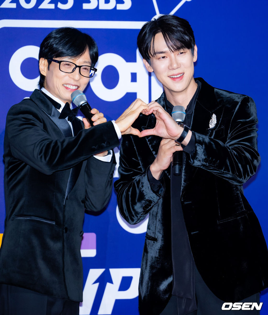 30일 오후 서울 마포구 상암 SBS 프리즘타워에서 ‘2025 SBS 연예대상’ 포토월 행사가 열렸다.올해 대상 후보는 유재석, 전현무, 탁재훈, 신동엽, 이상민, 서장훈, 지석진이 올라 대상을 두고 치열한 경쟁을 펼친다.'틈만 나면,'의 유재석, 유연석이 레드카펫을 밟으며 포즈를 취하고 있다. 2025.12.30 /rumi@osen.co.kr