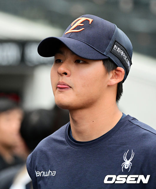 [OSEN=대전, 지형준 기자] 14일 대전 한화생명 볼파크에서 2026 신한 SOL KBO리그 한화 이글스와 삼성 라이온즈의 경기가 열렸다.3연패 중인 한화는 문동주, 4연승을 노리는 삼성은 최원태가 선발로 나섰다.&nbsp;경기에 앞서 한화는 두산 베어스와 외야수 손아섭을 보내고 좌완 투수 이교훈과 현금 1억5000만원을 받는 트레이드를 단행했다.한화 이교휸이 인터뷰를 준비하고 있다. 2026.04.14&nbsp;/ jpnews@osen.co.kr