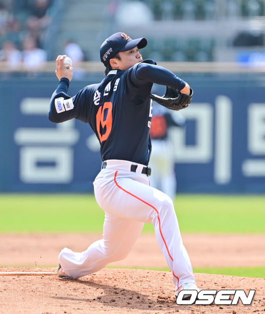 [OSEN=잠실, 박준형 기자] 4일 오후 서울 잠실구장에서 ‘2026 신한은행 SOL Bank KBO리그’ 두산 베어스와 한화 이글스의 경기가 진행됐다.이날 두산은 곽빈을, 한화는 왕옌청이 선발투수로 내세웠다.  1회말 한화 선발투수 왕옌청이 역투하고 있다.     2026.04.04 / soul1014@osen.co.kr