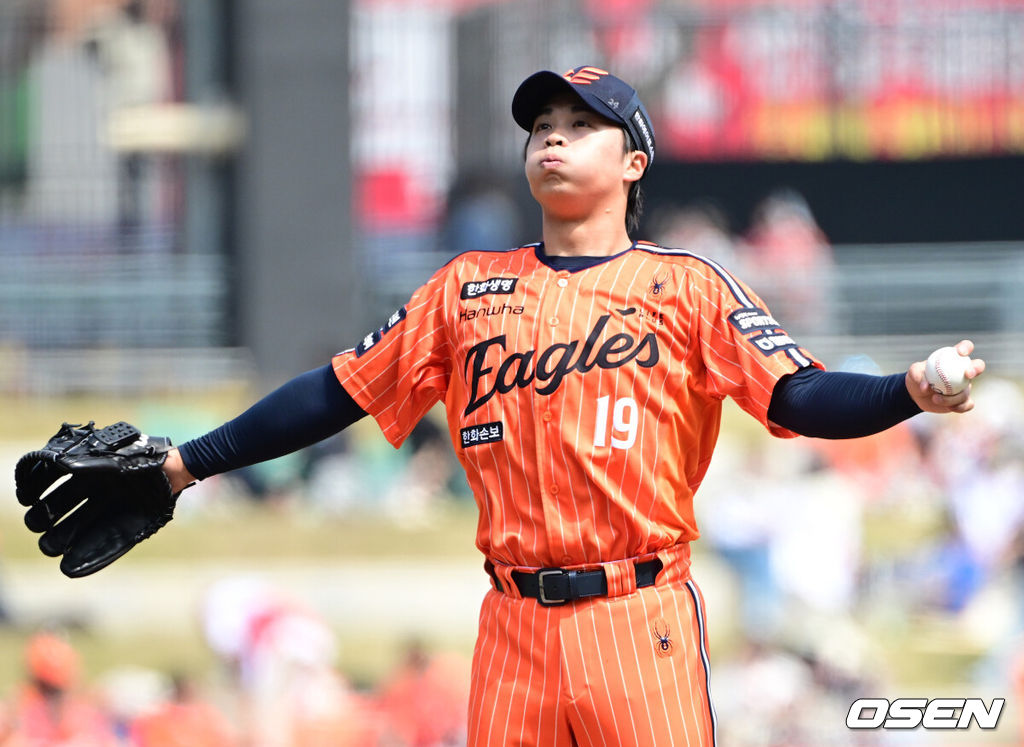 11일 대전 한화생명볼파크에서 ‘2026 신한 SOL KBO리그’ 한화 이글스와 KIA 타이거즈의 경기가 열렸다.홈팀 한화는 왕옌청, 방문팀 KIA는 이의리를 선발로 내세웠다. 1회 투구를 앞두고 한화 선발 왕옌청이 스트레칭을 하고 있다. 2026.04.11 / dreamer@osen.co.kr