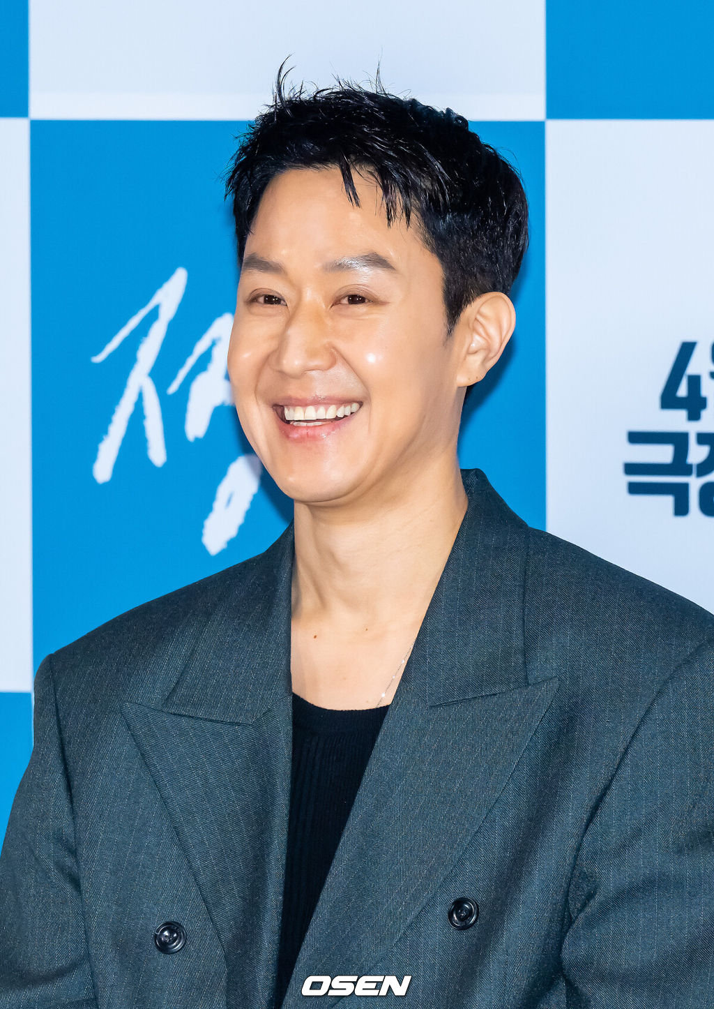 16일 오후 서울 용산아이파크몰 내 용산 CGV에서 영화 ‘짱구’(정우·오성호 공동 연출) 언론시사회가 진행됐다배우의 꿈을 안고 서울로 상경한 짱구(정우 분)의 치열한 도전기와 좌충우돌 생존기를 리얼하게 다룬 작품이다. 특히 배우 정우가 직접 시나리오를 집필하고 공동 연출과 주연까지 소화해 작품에 남다른 진정성을 불어넣었다.배우 정우가 미소 짓고 있다  2026.04.16 / soul1014@osen.co.kr