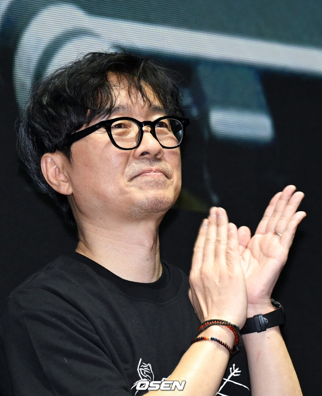 영화 ‘왕과 사는 남자(감독 장항준)’ 천만 관객 감사 무대인사가 17일 서울 메가박스 코엑스에서 열렸다.'왕과 사는 남자'의 누적 관객 수는 1360만 1732명이다. 국내 역대 박스오피스 공식 통계 기준 흥행 영화 톱10 중 7위인 '아바타'(1362만명)의 기록을 17일 중 넘어설 것으로 예상된다.장항준 감독이 관객과의 시간을 갖고 있다. 2026.03.17 /cej@osen.co.kr