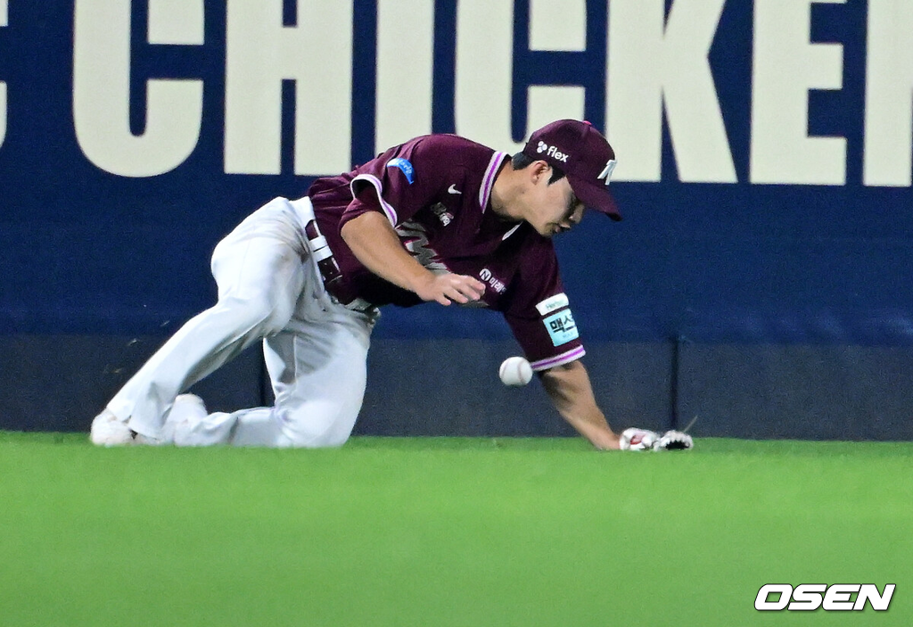 16일 광주-기아 챔피언스필드에서 KIA 타이거즈와 키움 히어로즈의 경기가 열렸다.7연승을 노리는 KIA는 제임스 네일, 최하위 키움은 알칸타라를 선발로 내세웠다.5회말 무사에서 키움 이주형이 KIA 카스트로의 2루타 타구를 놓치고 있다. 2026.04.16 / jpnews@osen.co.kr