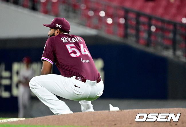 [OSEN=광주, 지형준 기자] 16일 광주-기아 챔피언스필드에서 KIA 타이거즈와 키움 히어로즈의 경기가 열렸다.7연승을 노리는 KIA는 제임스 네일, 최하위 키움은 알칸타라를 선발로 내세웠다.5회말 무사에서 키움 알칸타라가 이주형이 KIA 카스트로의 2루타 타구를 놓치자 주저앉아 아쉬워하고 있다. 2026.04.16 / jpnews@osen.co.kr