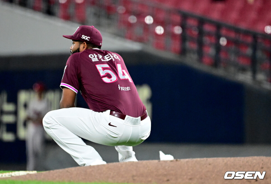 16일 광주-기아 챔피언스필드에서 KIA 타이거즈와 키움 히어로즈의 경기가 열렸다.7연승을 노리는 KIA는 제임스 네일, 최하위 키움은 알칸타라를 선발로 내세웠다.5회말 무사에서 키움 알칸타라가 이주형이 KIA 카스트로의 2루타 타구를 놓치자 주저앉아 아쉬워하고 있다. 2026.04.16 / jpnews@osen.co.kr