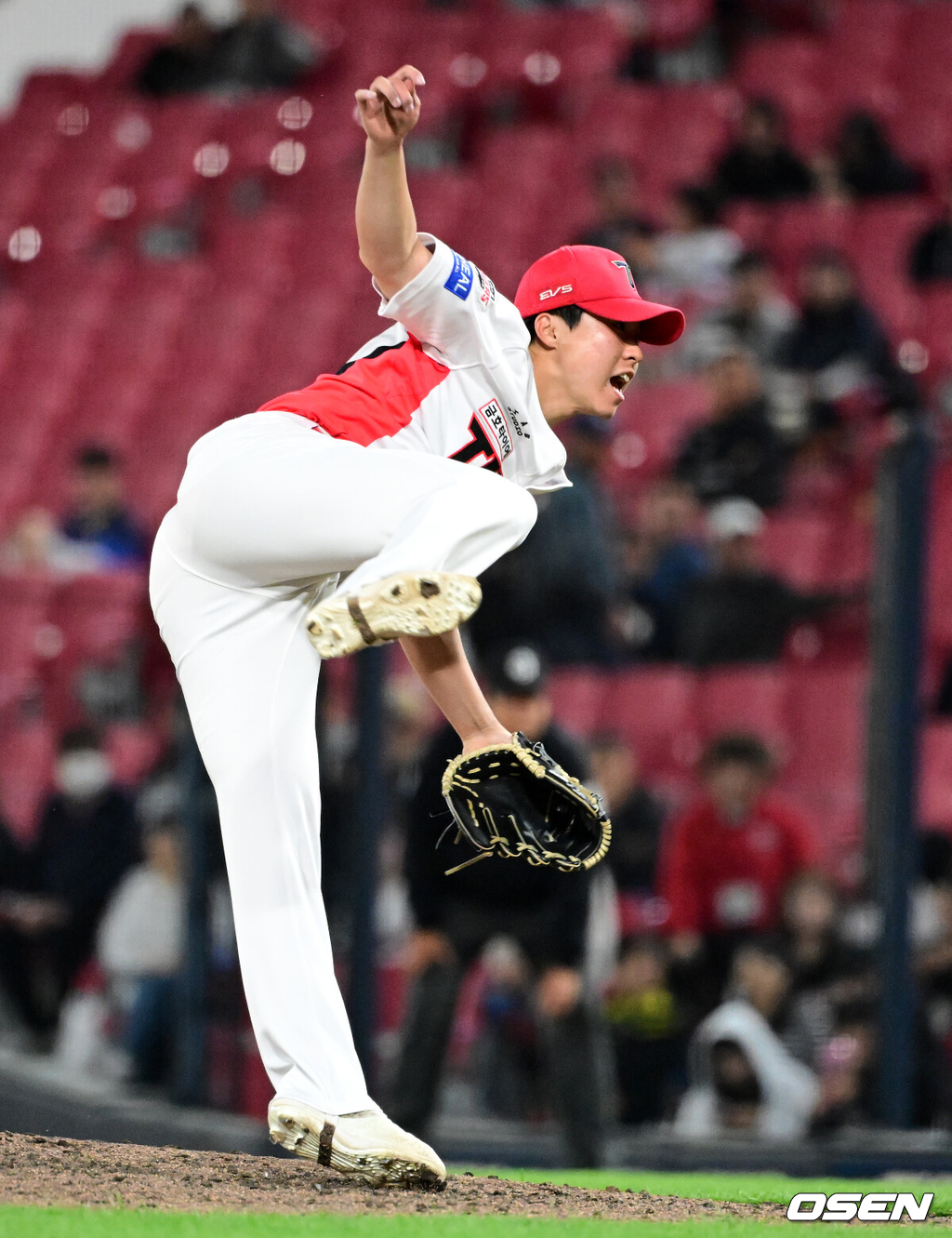 16일 광주-기아 챔피언스필드에서 KIA 타이거즈와 키움 히어로즈의 경기가 열렸다.7연승을 노리는 KIA는 제임스 네일, 최하위 키움은 알칸타라를 선발로 내세웠다.6회초 KIA 홍민규가 역투하고 있다. 2026.04.16 / jpnews@osen.co.kr