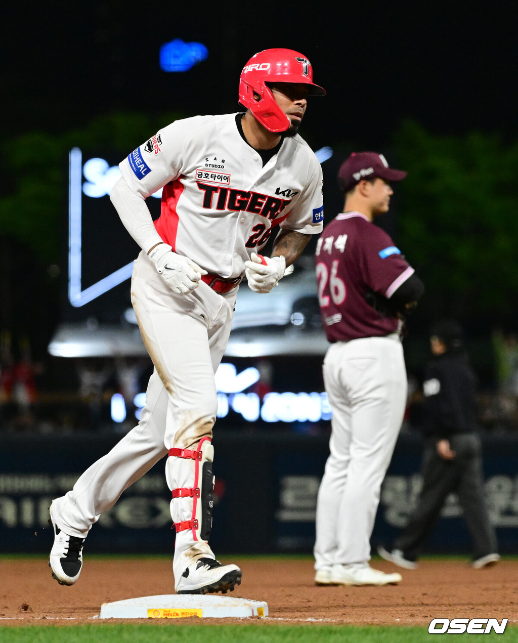 16일 광주-기아 챔피언스필드에서 KIA 타이거즈와 키움 히어로즈의 경기가 열렸다.7연승을 노리는 KIA는 제임스 네일, 최하위 키움은 알칸타라를 선발로 내세웠다.6회말 2사 1루에서 KIA 카스트로가 역전 우월 투런포를 날리고 그라운드를 돌고 있다. 2026.04.16 / jpnews@osen.co.kr