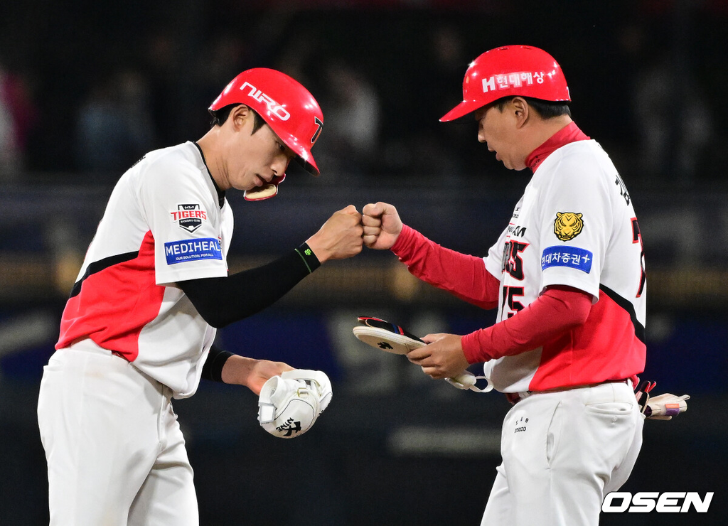 16일 광주-기아 챔피언스필드에서 KIA 타이거즈와 키움 히어로즈의 경기가 열렸다.7연승을 노리는 KIA는 제임스 네일, 최하위 키움은 알칸타라를 선발로 내세웠다.7회말 1사 1,2루에서 KIA 김호령이 2타점 적시 2루타를 날리며 김연훈 코치와 기뻐하고 있다. 2026.04.16 / jpnews@osen.co.kr