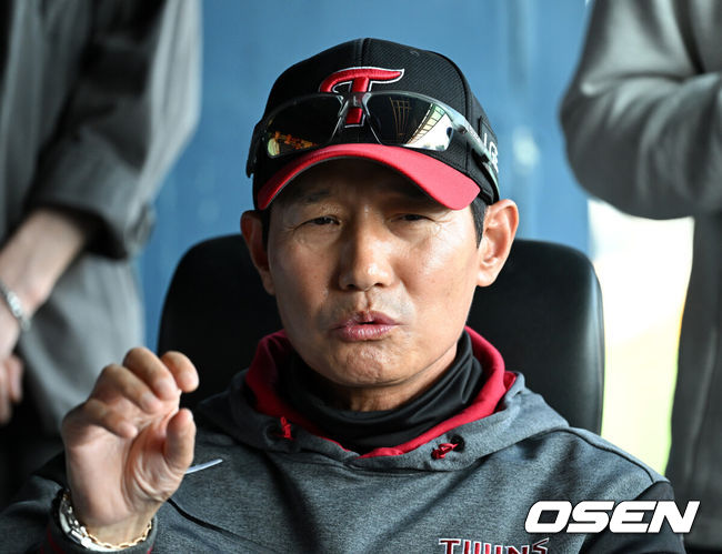 [OSEN=잠실, 이대선 기자] 15일 서울 잠실야구장에서 2026 신한 SOL KBO리그 LG 트윈스와 롯데 자이언츠의 경기가 열렸다.이날 LG는 웰스, 롯데는 김진욱을 선발로 내세웠다. 경기에 앞서 LG 염경엽 감독이 취재진과 인터뷰를 하고 있다.  2026.04.15 /sunday@osen.co.kr