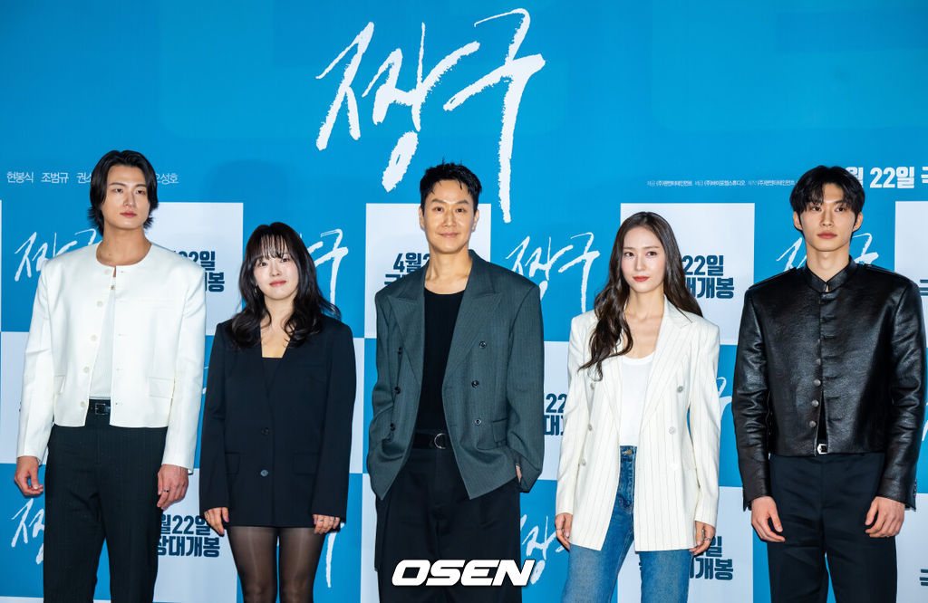 16일 오후 서울 용산아이파크몰 내 용산 CGV에서 영화 ‘짱구’(정우·오성호 공동 연출) 언론시사회가 진행됐다배우의 꿈을 안고 서울로 상경한 짱구(정우 분)의 치열한 도전기와 좌충우돌 생존기를 리얼하게 다룬 작품이다. 특히 배우 정우가 직접 시나리오를 집필하고 공동 연출과 주연까지 소화해 작품에 남다른 진정성을 불어넣었다.출연배우들이 포즈를 취하고 있다  2026.04.16 / soul1014@osen.co.kr