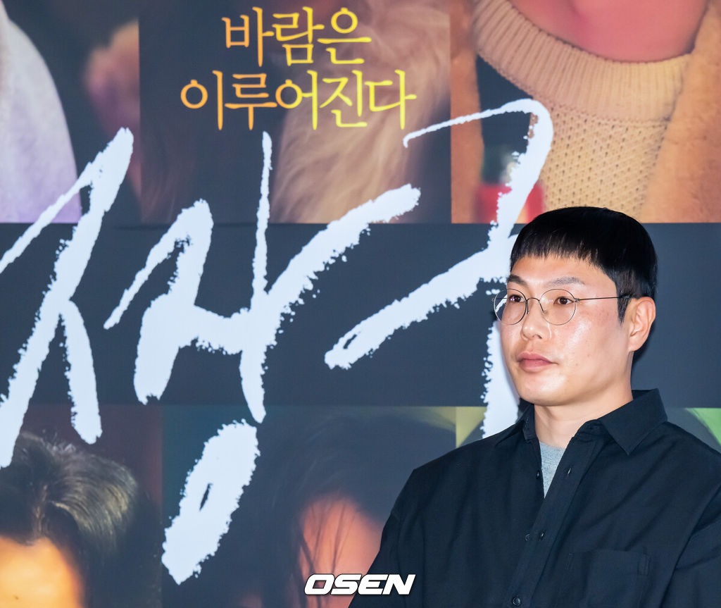 16일 오후 서울 용산아이파크몰 내 용산 CGV에서 영화 ‘짱구’(정우·오성호 공동 연출) 언론시사회가 진행됐다배우의 꿈을 안고 서울로 상경한 짱구(정우 분)의 치열한 도전기와 좌충우돌 생존기를 리얼하게 다룬 작품이다. 특히 배우 정우가 직접 시나리오를 집필하고 공동 연출과 주연까지 소화해 작품에 남다른 진정성을 불어넣었다.오성호 감독이 질문을 듣고 있다.   2026.04.16 / soul1014@osen.co.kr