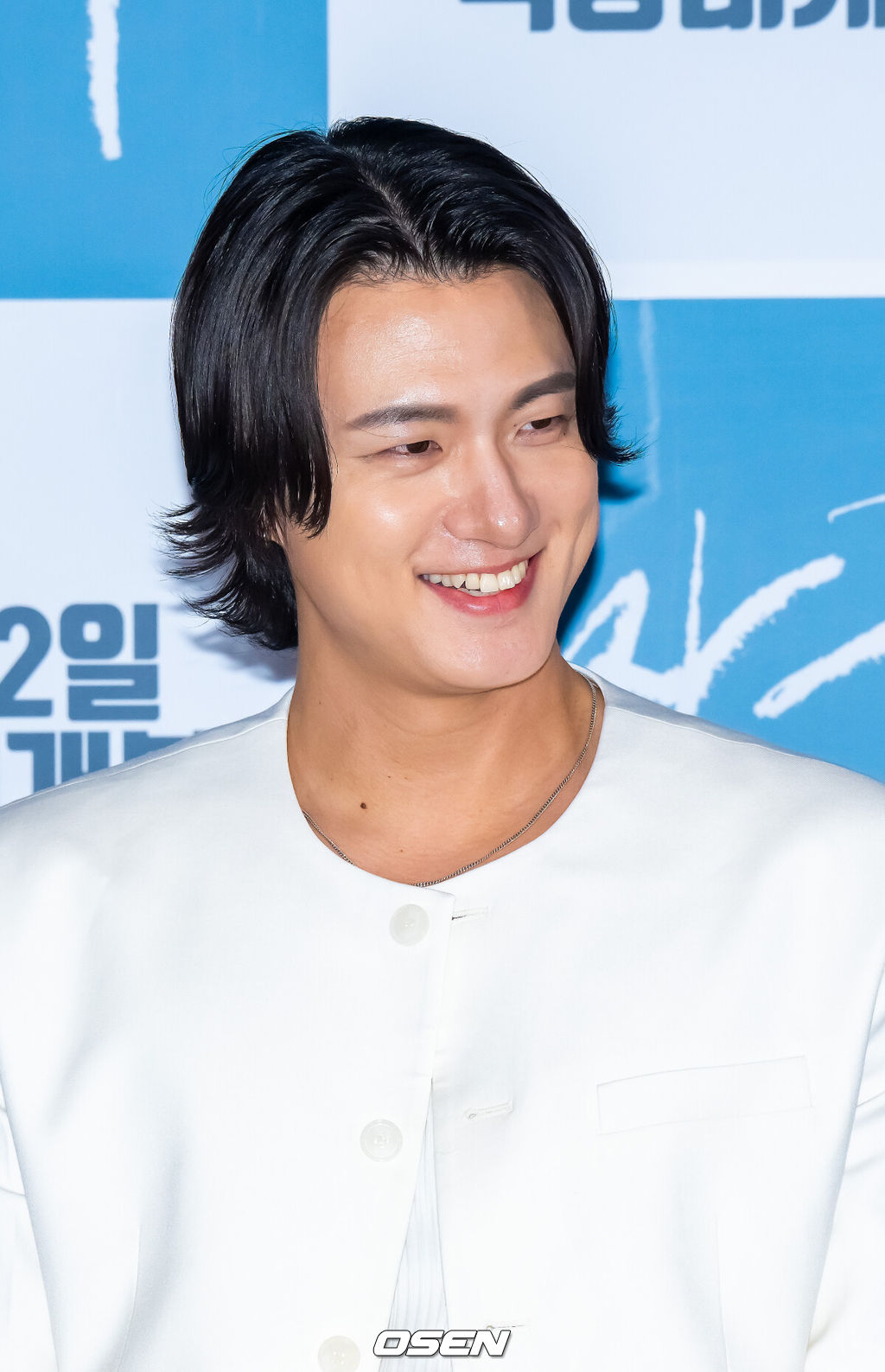 16일 오후 서울 용산아이파크몰 내 용산 CGV에서 영화 ‘짱구’(정우·오성호 공동 연출) 언론시사회가 진행됐다배우의 꿈을 안고 서울로 상경한 짱구(정우 분)의 치열한 도전기와 좌충우돌 생존기를 리얼하게 다룬 작품이다. 특히 배우 정우가 직접 시나리오를 집필하고 공동 연출과 주연까지 소화해 작품에 남다른 진정성을 불어넣었다.배우 신승호가 미소 짓고 있다  2026.04.16 / soul1014@osen.co.kr