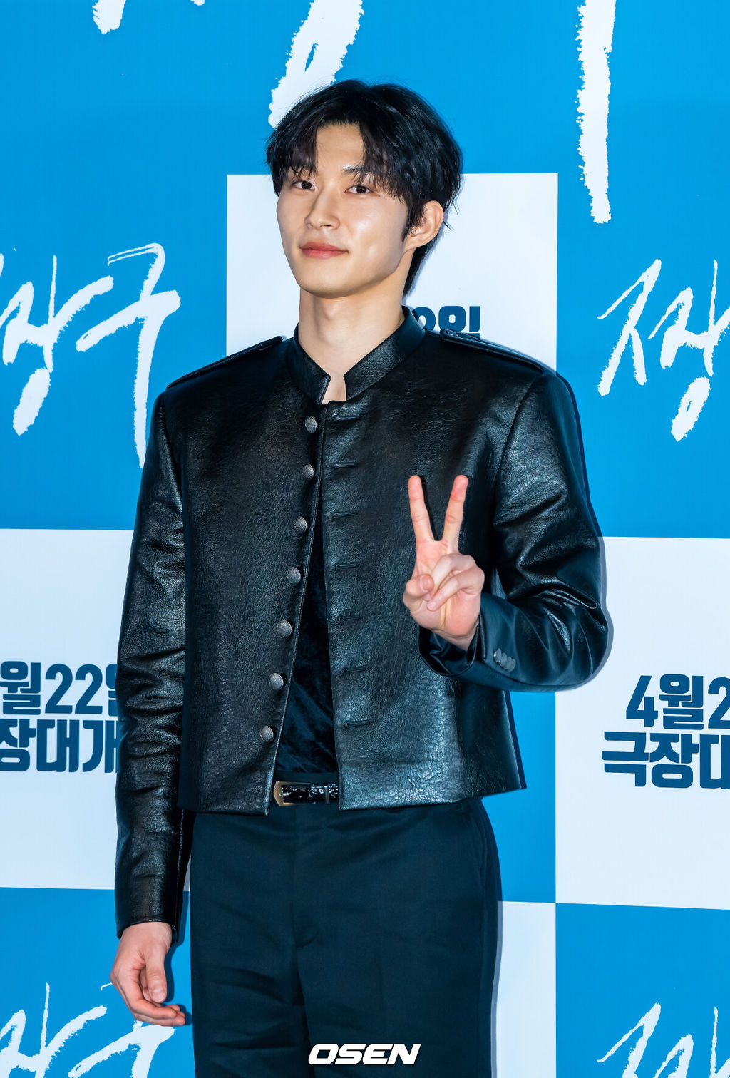 16일 오후 서울 용산아이파크몰 내 용산 CGV에서 영화 ‘짱구’(정우·오성호 공동 연출) 언론시사회가 진행됐다배우의 꿈을 안고 서울로 상경한 짱구(정우 분)의 치열한 도전기와 좌충우돌 생존기를 리얼하게 다룬 작품이다. 특히 배우 정우가 직접 시나리오를 집필하고 공동 연출과 주연까지 소화해 작품에 남다른 진정성을 불어넣었다.배우 조범규가 포즈를 취하고 있다   2026.04.16 / soul1014@osen.co.kr