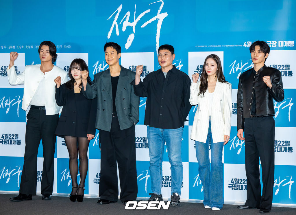 16일 오후 서울 용산아이파크몰 내 용산 CGV에서 영화 ‘짱구’(정우·오성호 공동 연출) 언론시사회가 진행됐다배우의 꿈을 안고 서울로 상경한 짱구(정우 분)의 치열한 도전기와 좌충우돌 생존기를 리얼하게 다룬 작품이다. 특히 배우 정우가 직접 시나리오를 집필하고 공동 연출과 주연까지 소화해 작품에 남다른 진정성을 불어넣었다.출연배우들과 오성호 감독이 포즈를 취하고 있다.  2026.04.16 / soul1014@osen.co.kr