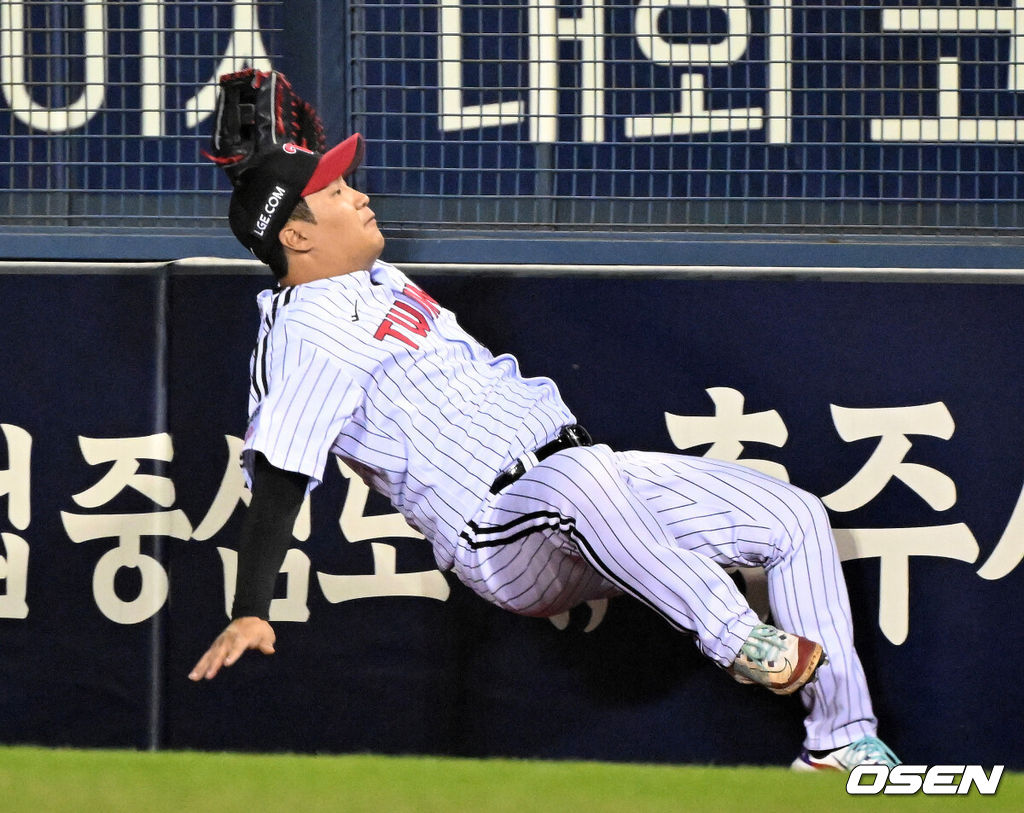 15일 서울 잠실야구장에서 2026 신한 SOL KBO리그 LG 트윈스와 롯데 자이언츠의 경기가 열렸다.이날 LG는 웰스, 롯데는 김진욱을 선발로 내세웠다. 7회초 무사에서 LG 문보경이 롯데 한동희를 파울 플라이로 처리하고 있다.  2026.04.15 /sunday@osen.co.kr