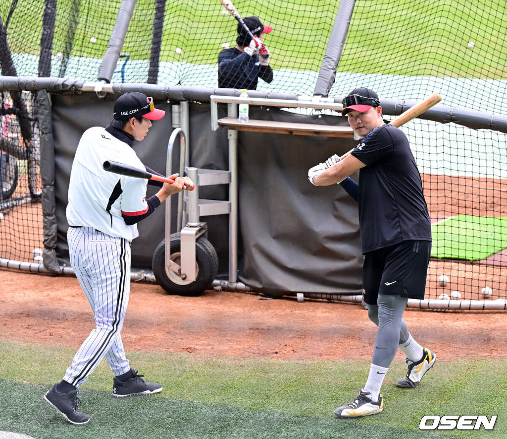 31일 서울 잠실야구장에서 2026 신한 SOL KBO리그 LG 트윈스와 KIA 타이거즈즈의 경기가 열렸다. 이날 LG는 톨허스트, KIA는 아담 올러를 선발로 내세웠다. 경기에 앞서 LG 이재원이 모창민 코치의 지도 아래 훈련을 하고 있다. 2026.03.31 / jpnews@osen.co.kr