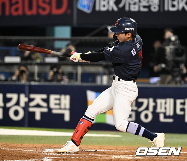 [OSEN=잠실, 이대선 기자] 15일 서울 잠실야구장에서 2026 신한 SOL KBO리그 LG 트윈스와 롯데 자이언츠의 경기가 열렸다.이날 LG는 웰스, 롯데는 김진욱을 선발로 내세웠다.8회초 2사 1,2루에서 롯데 장두성이 우전 적시타를 치고 있다.  2026.04.15 /sunday@osen.co.kr