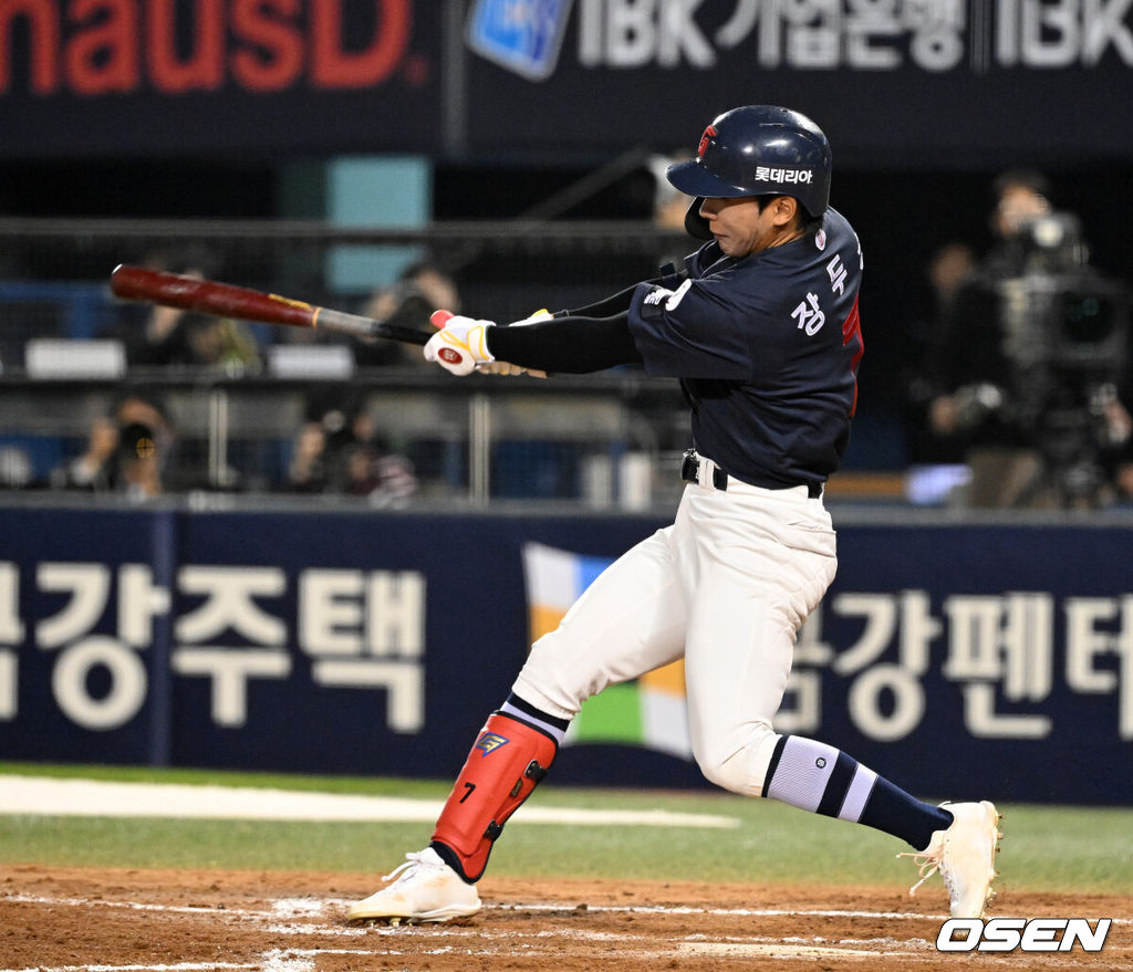 15일 서울 잠실야구장에서 2026 신한 SOL KBO리그 LG 트윈스와 롯데 자이언츠의 경기가 열렸다.이날 LG는 웰스, 롯데는 김진욱을 선발로 내세웠다.8회초 2사 1,2루에서 롯데 장두성이 우전 적시타를 치고 있다.  2026.04.15 /sunday@osen.co.kr