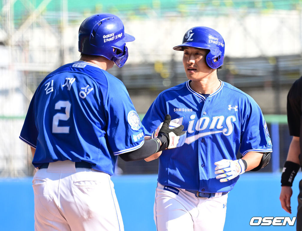 2026 WBC(월드베이스볼클래식)를 준비하는 대한민국 야구 대표팀이 26일 일본 오키나와 가데나 야구장에서 프로야구 삼성 라이온즈와 연습경기를 펼쳤다. 야구 대표팀은 오키나와에서 국내 팀들과 6차례 연습경기를 치르며 전력을 끌어올릴 예정이다.8회초 2사 1루 상황 삼성 이성규가 추격의 좌월 투런포를 날리고  홈을 밟으며 김재성과 인사를 나누고 있다. 2026.02.26 / dreamer@osen.co.kr