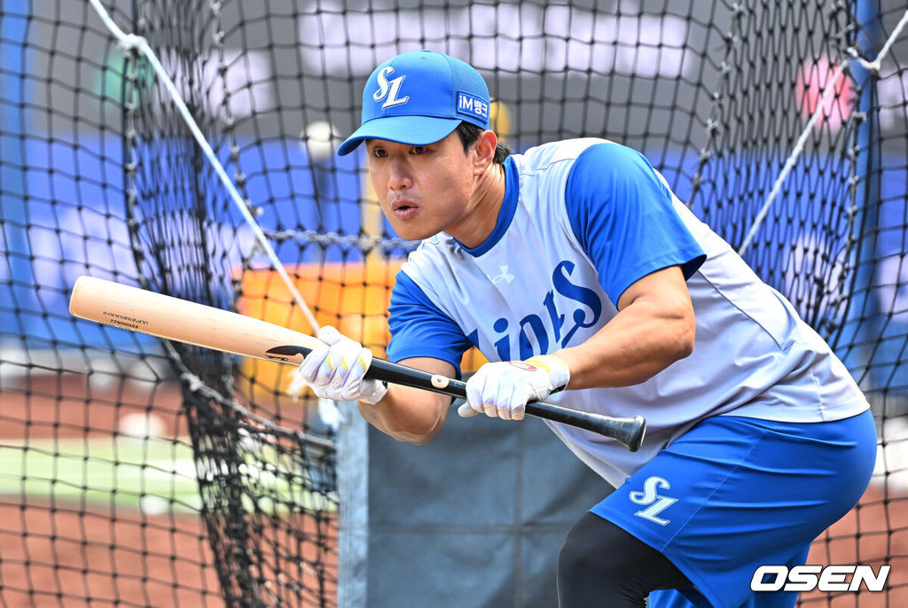 10일 대구삼성라이온즈파크에서 2026 신한 SOL KBO 리그 삼성 라이온즈와 NC 다이노스의 경기가 열린다. 홈팀 삼성은 후라도가, 방문팀 NC는 구창모가 선발 출전한다. 삼성 라이온즈 이성규가 번트 훈련을 하고 있다. 2026.04.10 / foto0307@osen.co.kr