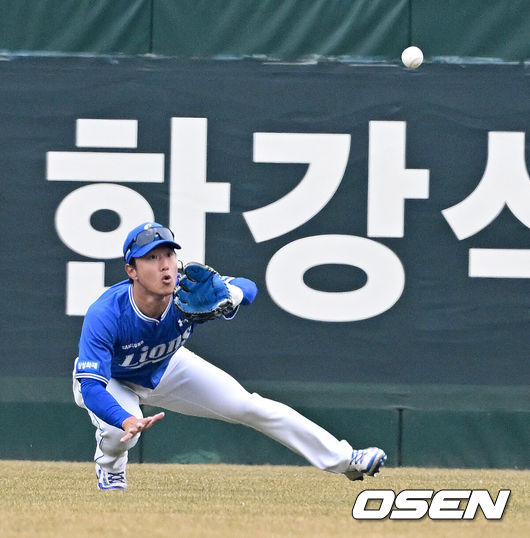 [OSEN=인천, 지형준 기자] 16일 인천 SSG랜더스필드에서 ‘2026 신한 SOL KBO리그’ 시범경기 SSG 랜더스와 삼성 라이온즈의 경기가 열렸다.시범경기는&nbsp;오는 24일까지 각 팀당 12경기씩 총 60경기가 펼쳐진다.8회말 1사에서 삼성 이성규가 SSG 문상준의 타구를 처리하고 있다. 2026.03.16&nbsp;/ jpnews@osen.co.kr