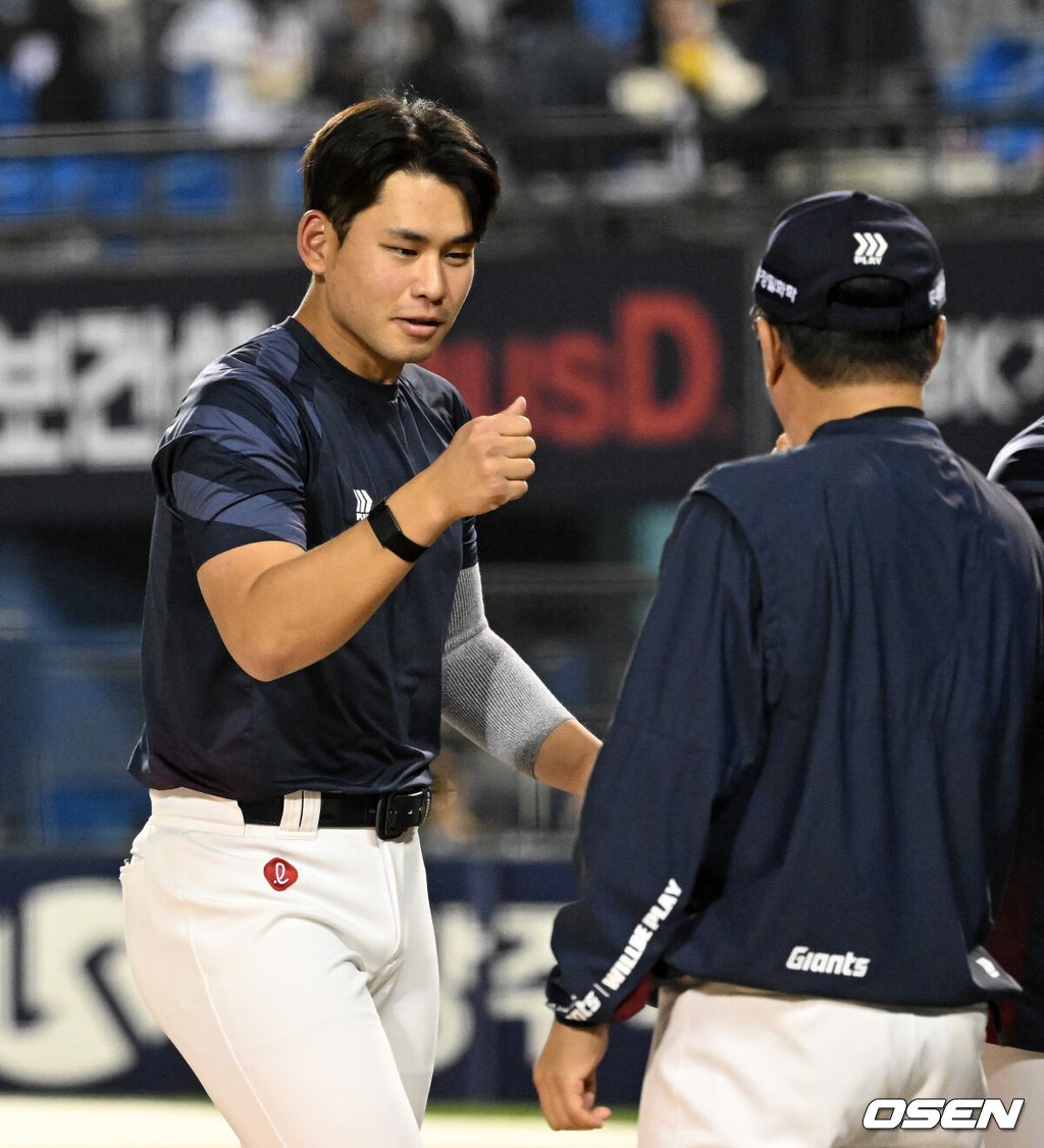 프로야구 롯데 자이언츠가 LG 트윈스를 꺾고 2연패를 탈출했다. LG는 8연승에서 멈췄다.  롯데는 15일 서울 잠실구장에서 열린 2026 KBO리그 LG와 경기에서 2-0으로 승리했다.경기 종료 후 롯데 김진욱이 김태형 감독과 승리의 기쁨을 나누고 있다. 2026.04.15 /sunday@osen.co.kr