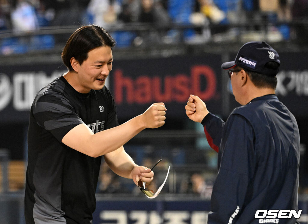 프로야구 롯데 자이언츠가 LG 트윈스를 꺾고 2연패를 탈출했다. LG는 8연승에서 멈췄다.  롯데는 15일 서울 잠실구장에서 열린 2026 KBO리그 LG와 경기에서 2-0으로 승리했다.경기 종료 후 롯데 김원중이 김태형 감독과 승리의 기쁨을 나누고 있다. 2026.04.15 /sunday@osen.co.kr