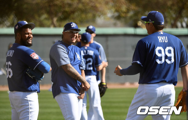 [OSEN=글렌데일(美애리조나), 지형준 기자] LA 다저스 류현진이 1일(이하 한국시간) 미국 애리조나주 글렌데일의 캐멀백랜치에서 열린 팀의 스프링캠프에서 훈련을 하며 훌리오 유리아스와 이야기를 나누고 있다.&nbsp;/jpnews@osen.co.kr