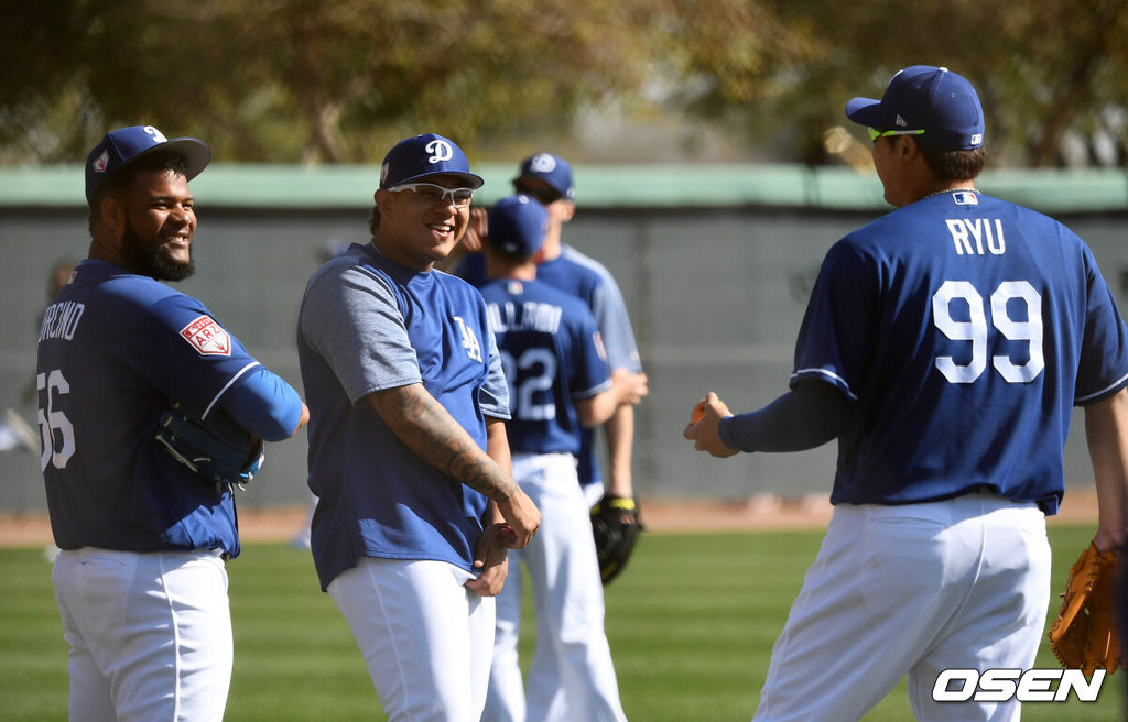 LA 다저스 류현진이 1일(이하 한국시간) 미국 애리조나주 글렌데일의 캐멀백랜치에서 열린 팀의 스프링캠프에서 훈련을 하며 훌리오 유리아스와 이야기를 나누고 있다. /jpnews@osen.co.kr