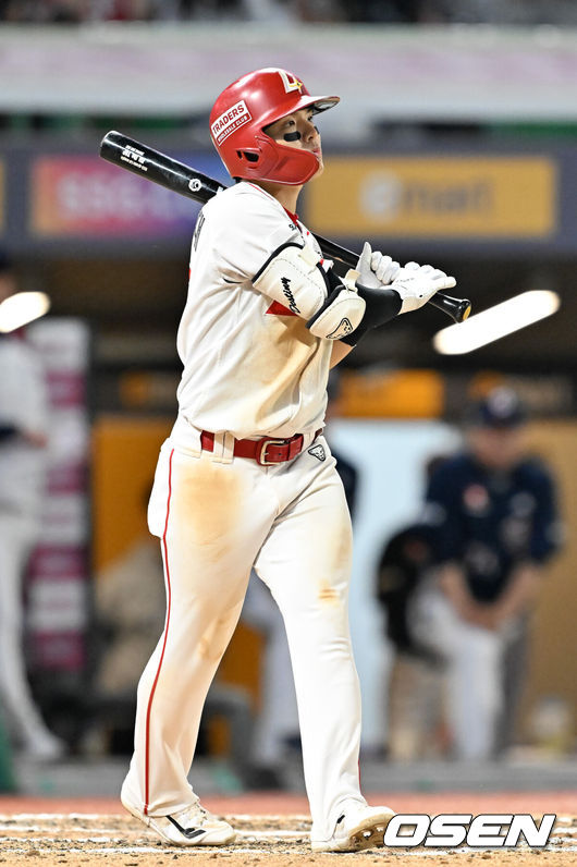 [OSEN=인천, 민경훈 기자] 16일 오후 인천 SSG랜더스필드에서 ‘2026 신한 SOL Bank KBO리그' SSG 랜더스와 두산 베어스의 경기가 진행됐다.이날 SSG는 화이트를, 두산은 곽빈을 선발투수로 내세웠다.7회말 2사 주자 2,3루 SSG 정준재가 타석에서 볼넷을 얻어내며 출루하고 있다. 2026.04.16 / rumi@osen.co.kr