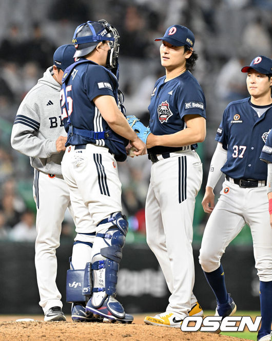 [OSEN=인천, 민경훈 기자] 16일 오후 인천 SSG랜더스필드에서 ‘2026 신한 SOL Bank KBO리그' SSG 랜더스와 두산 베어스의 경기가 진행됐다.이날 SSG는 화이트를, 두산은 곽빈을 선발투수로 내세웠다.7회말 1사 주자 1,2루 SSG 조형우 타석에서 두산 선발 곽빈이 양의지와 얘기를 나누고 있다. 2026.04.16 / rumi@osen.co.kr