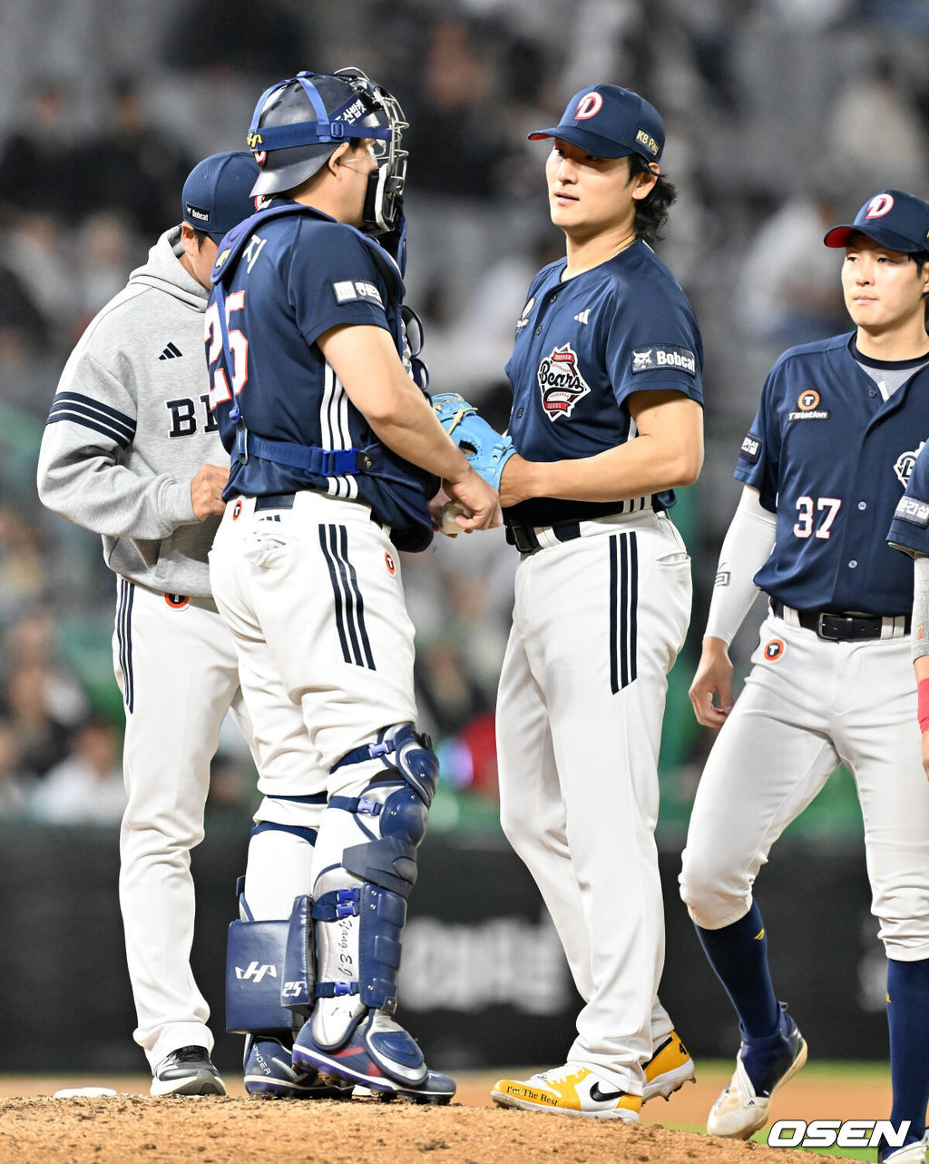 16일 오후 인천 SSG랜더스필드에서 ‘2026 신한 SOL Bank KBO리그' SSG 랜더스와 두산 베어스의 경기가 진행됐다.이날 SSG는 화이트를, 두산은 곽빈을 선발투수로 내세웠다.7회말 1사 주자 1,2루 SSG 조형우 타석에서 두산 선발 곽빈이 양의지와 얘기를 나누고 있다. 2026.04.16 / rumi@osen.co.kr