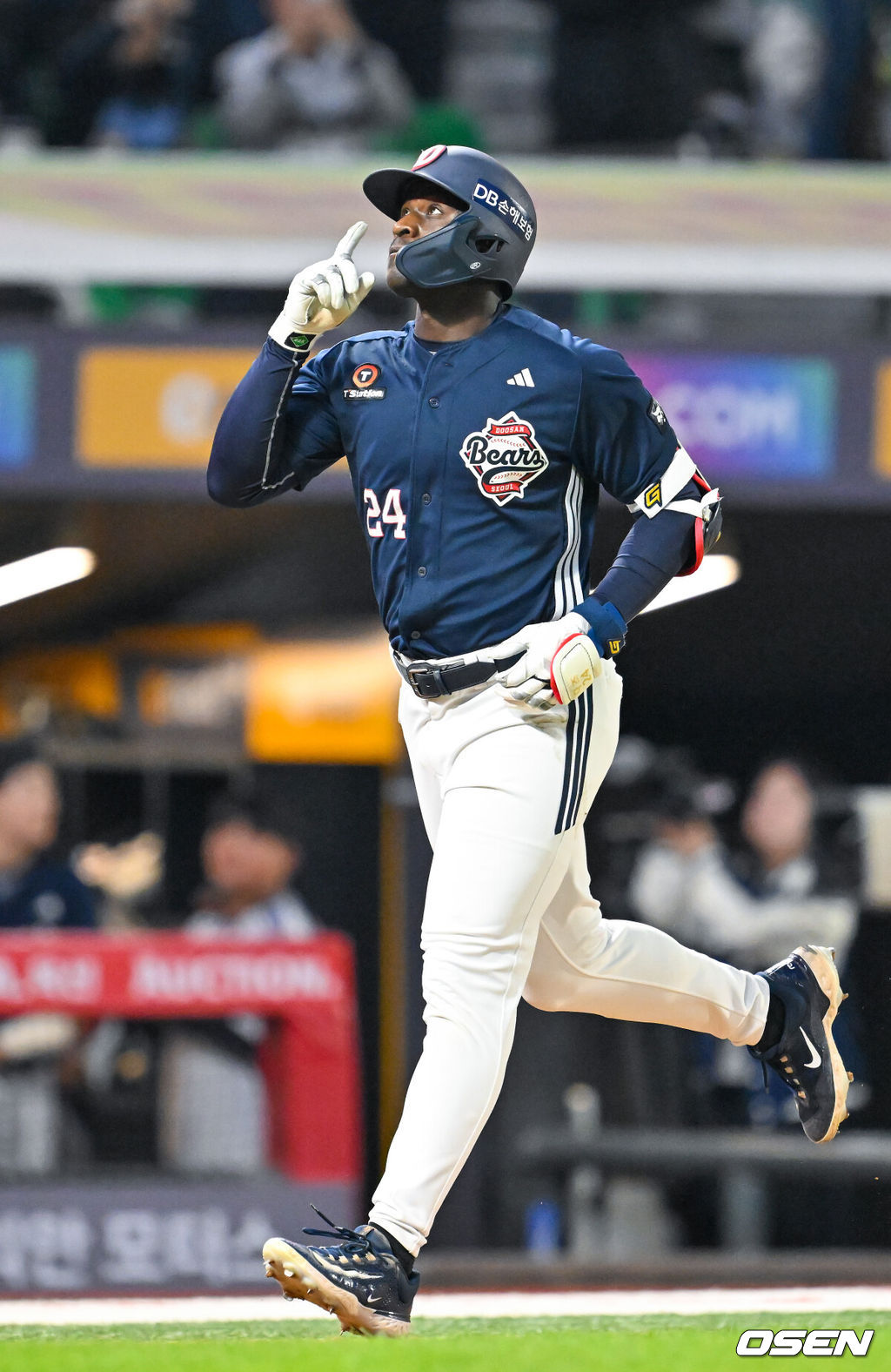 16일 오후 인천 SSG랜더스필드에서 ‘2026 신한 SOL Bank KBO리그' SSG 랜더스와 두산 베어스의 경기가 진행됐다.이날 SSG는 화이트를, 두산은 곽빈을 선발투수로 내세웠다.7회초 1사 두산 카메론이 좌중월 선취 솔로홈런을 때린 후 그라운드를 돌고 있다. 2026.04.16 / rumi@osen.co.kr