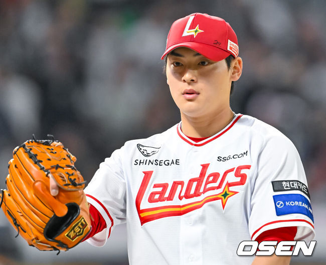 [OSEN=인천, 민경훈 기자] 16일 오후 인천 SSG랜더스필드에서 ‘2026 신한 SOL Bank KBO리그' SSG 랜더스와 두산 베어스의 경기가 진행됐다.이날 SSG는 화이트를, 두산은 곽빈을 선발투수로 내세웠다.8회초 2사 주자 1,3루 두산 카메론 타석에서 마운드에 오른 SSG 조병현이 우익수 플라이 아웃으로 막아낸 후 덕아웃으로 향하고 있다. 2026.04.16 / rumi@osen.co.kr