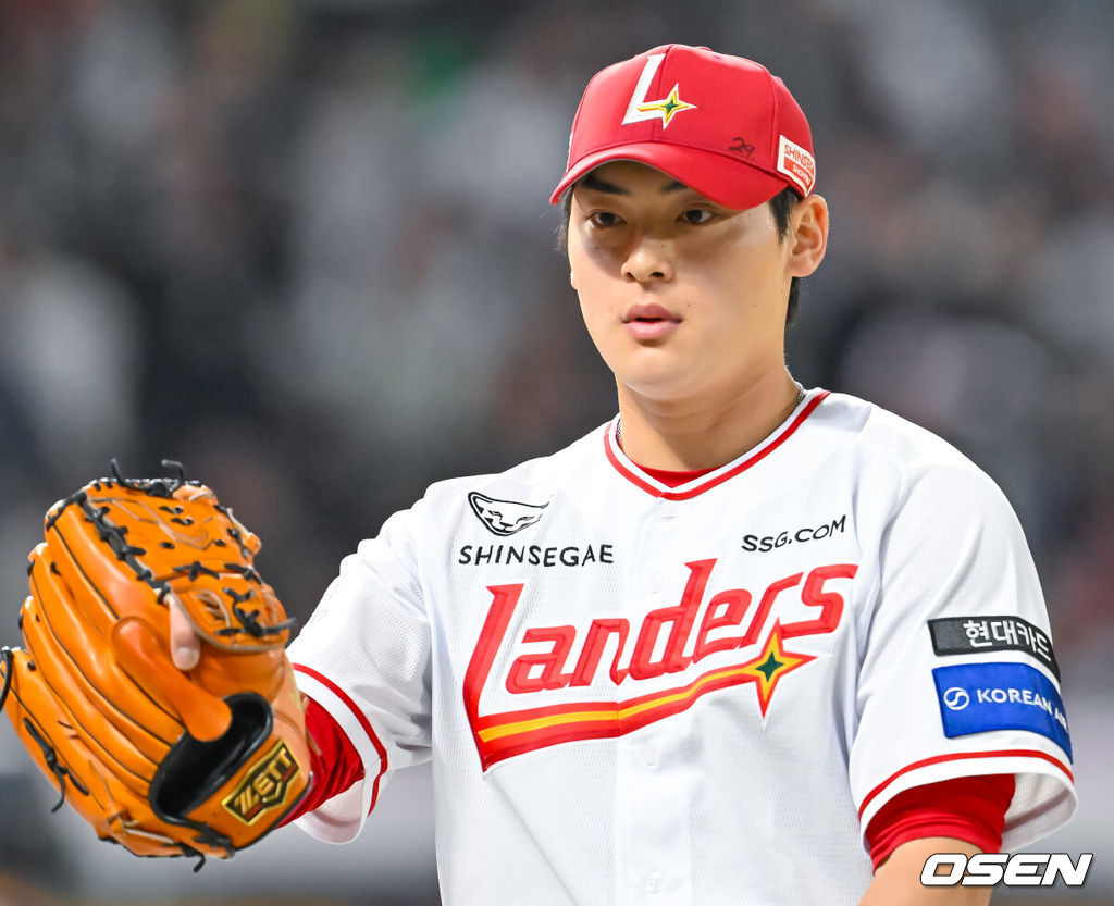 16일 오후 인천 SSG랜더스필드에서 ‘2026 신한 SOL Bank KBO리그' SSG 랜더스와 두산 베어스의 경기가 진행됐다.이날 SSG는 화이트를, 두산은 곽빈을 선발투수로 내세웠다.8회초 2사 주자 1,3루 두산 카메론 타석에서 마운드에 오른 SSG 조병현이 우익수 플라이 아웃으로 막아낸 후 덕아웃으로 향하고 있다. 2026.04.16 / rumi@osen.co.kr